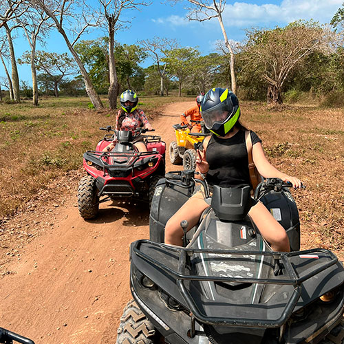 Cuatrimotos en tierra Bomba